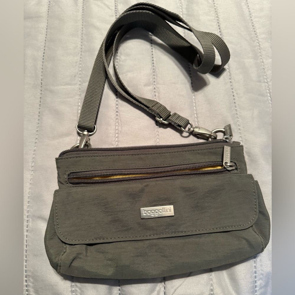 Woman’s travel Crossbody bag in grey